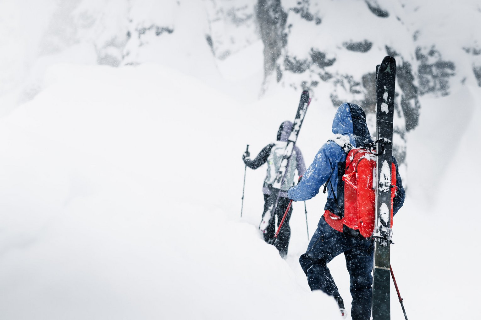 Zwei Personen wandern durch den Schnee