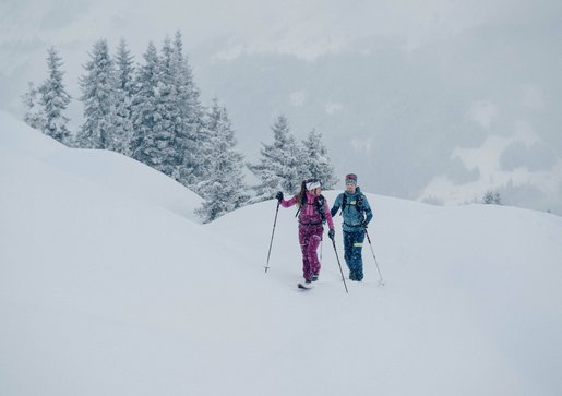 Ein Mann und eine Frau beim Langlauf im Schnee