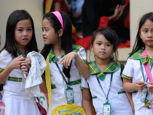 Philippinische Schulkinder Mehrere philippinische Schülerinnen in Schuluniformen